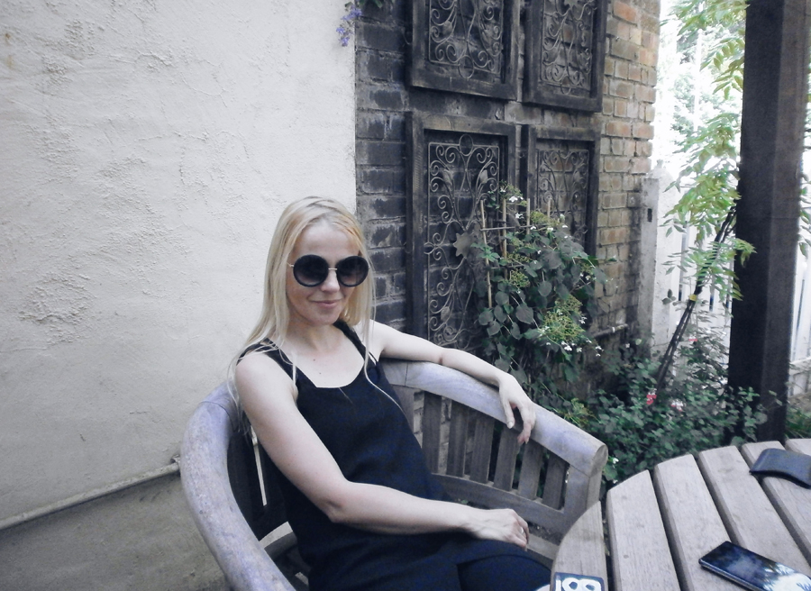 little black dress, oversized shades, Pimms, Spaniards Inn, London