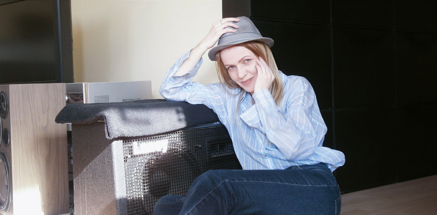 High waisted flared jeans, oversized striped cotton shirt, white backless loafers, velvet choker, trilby, Seventies summer look