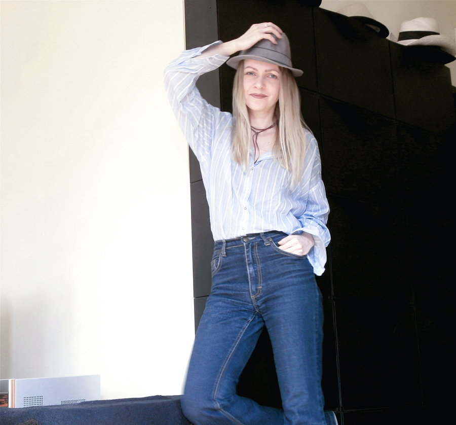 High waisted flared jeans, oversized striped cotton shirt, white backless loafers, velvet choker, trilby, Seventies summer look