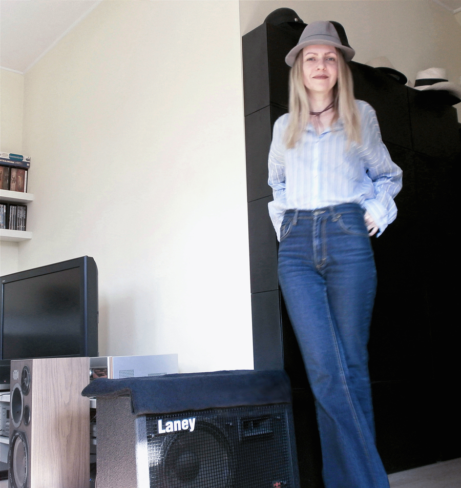 High waisted flared jeans, oversized striped cotton shirt, white backless loafers, velvet choker, trilby, Seventies summer look