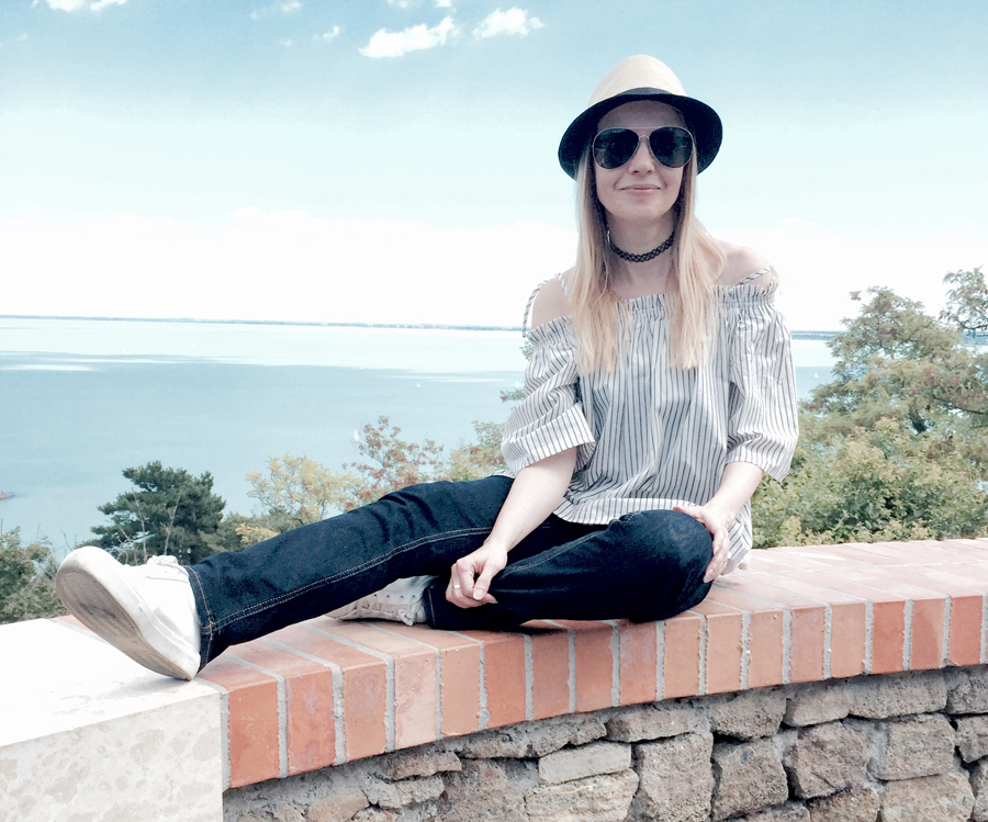 off-shoulder striped top, indigo slim straight jeans, white trainers, straw trilby, Nineties nylon choker, aviators, Balaton view black white pattern minimal print