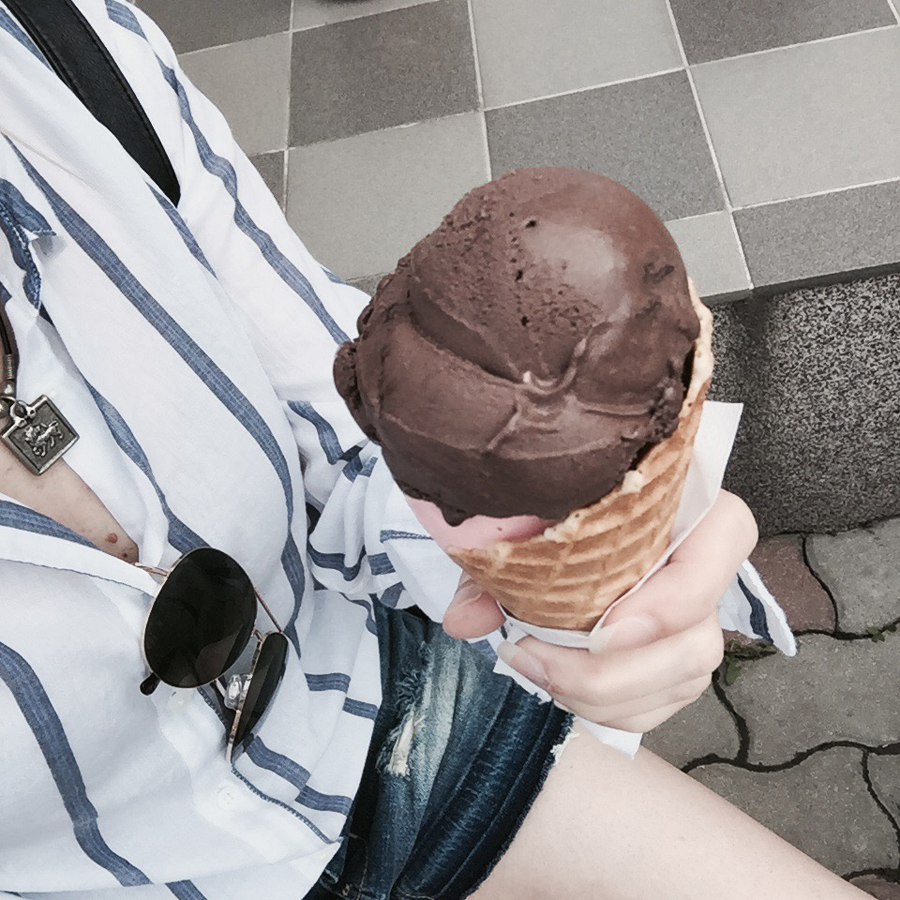 summer casual chic, striped shirt, distressed denim shorts, suede flats