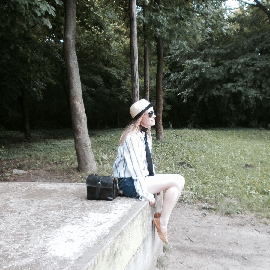 summer casual chic, striped shirt, distressed denim shorts, suede flats