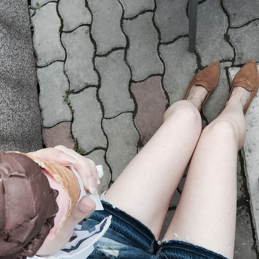 summer casual chic, striped shirt, distressed denim shorts, suede flats