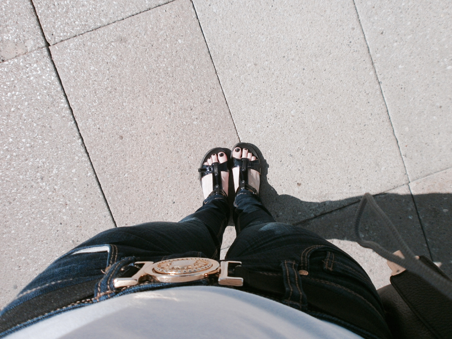 summer basics one-shoulder vest top skinny jeans comfy sandals oversized sunnies minimal bag london