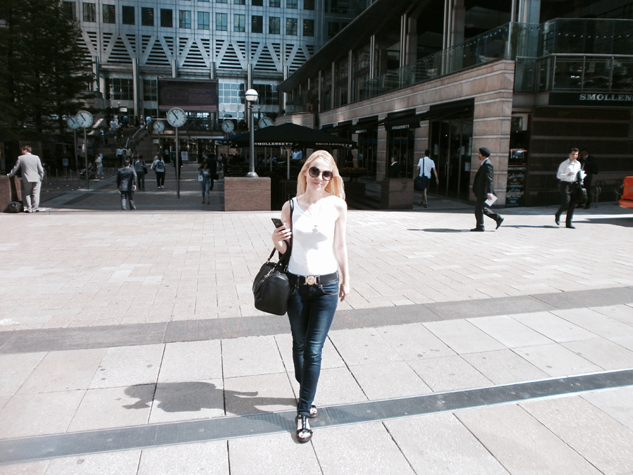 summer basics one-shoulder vest top skinny jeans comfy sandals oversized sunnies minimal bag london canary wharf