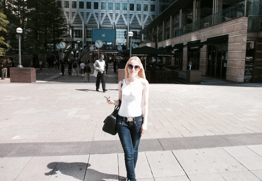 summer basics one-shoulder vest top skinny jeans comfy sandals oversized sunnies minimal bag london