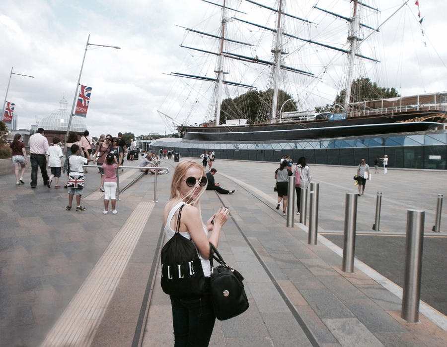 summer basics one-shoulder vest top skinny jeans comfy sandals oversized sunnies minimal bag london greenwich