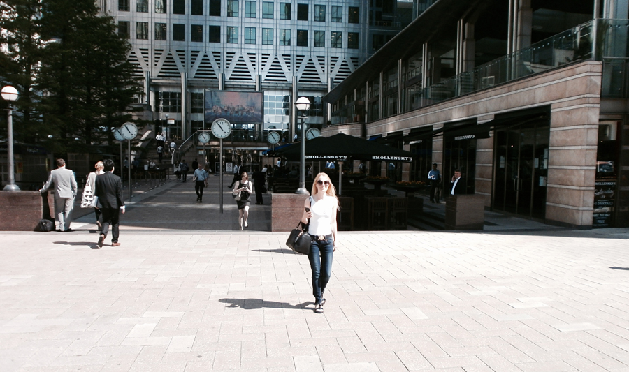summer basics one-shoulder vest top skinny jeans comfy sandals oversized sunnies minimal bag london canary wharf