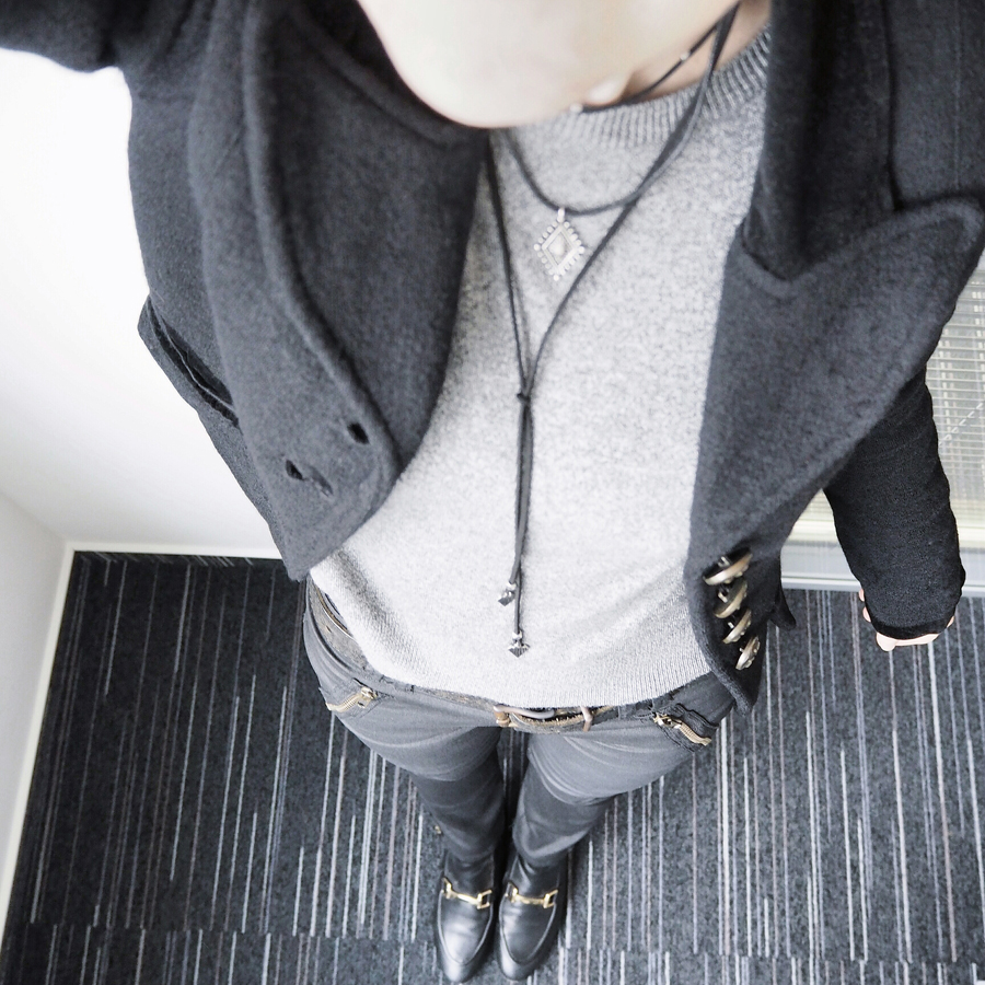 minimal-grey-black-look-biker-jeans-smart-casual