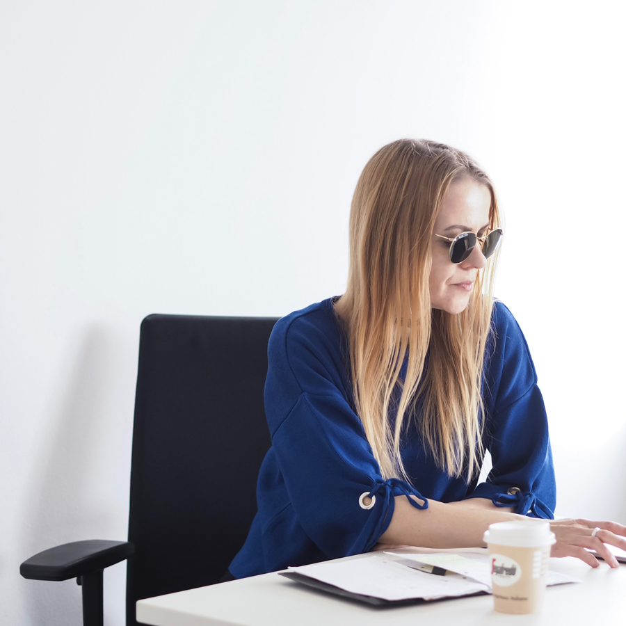 perfect effortless minimal cool workwear outfit look bold blue sleeve eyelet detail jumper raw hem black skinny jeans v-neck premium new season flats ray ban round sunglasses