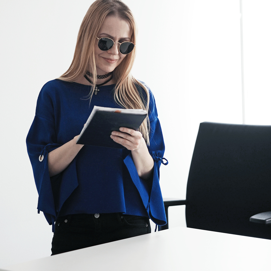 perfect effortless minimal cool workwear outfit look bold blue sleeve eyelet detail jumper raw hem black skinny jeans v-neck premium new season flats ray ban round sunglasses