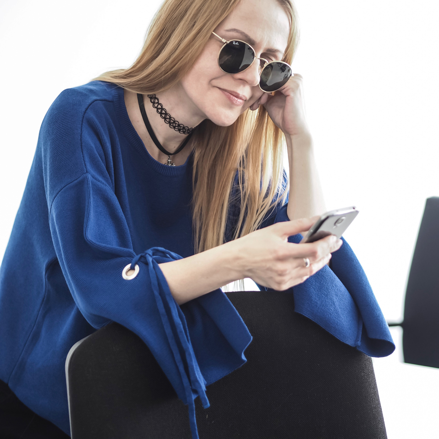 perfect effortless minimal cool workwear outfit look bold blue sleeve eyelet detail jumper raw hem black skinny jeans v-neck premium new season flats ray ban round sunglasses