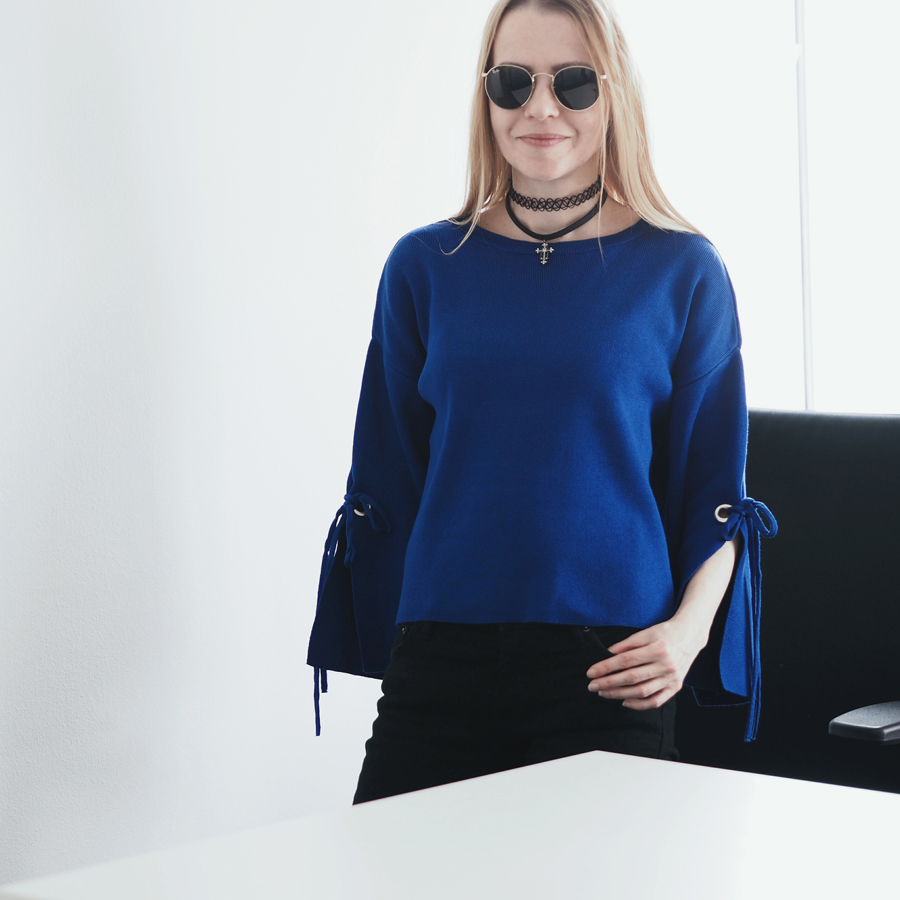 perfect effortless minimal cool workwear outfit look bold blue sleeve eyelet detail jumper raw hem black skinny jeans v-neck premium new season flats ray ban round sunglasses