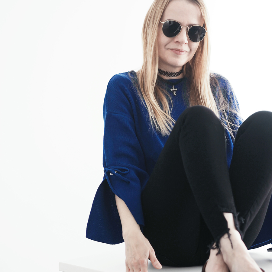 perfect effortless minimal cool workwear outfit look bold blue sleeve eyelet detail jumper raw hem black skinny jeans v-neck premium new season flats ray ban round sunglasses