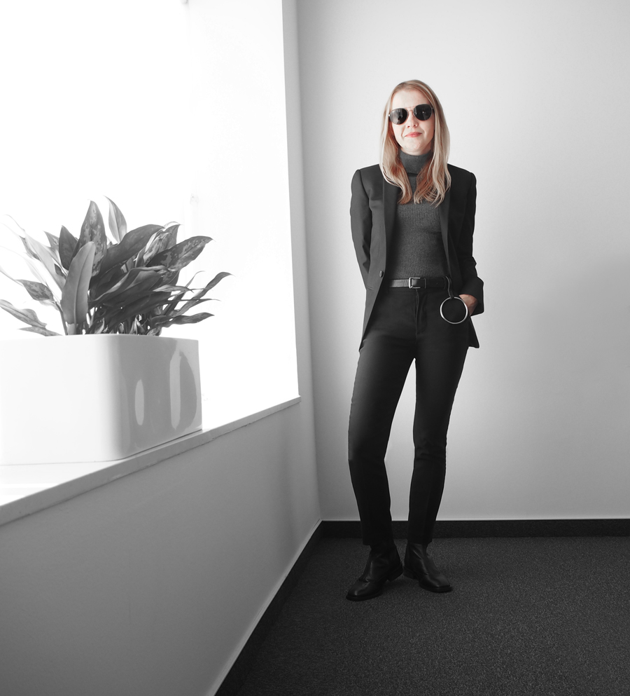 epic smart minimal outfit black suit flat boots grey poloneck loop belt ray-ban