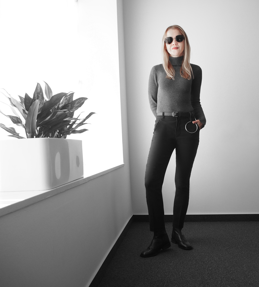 epic smart minimal outfit black suit flat boots grey poloneck loop belt ray-ban