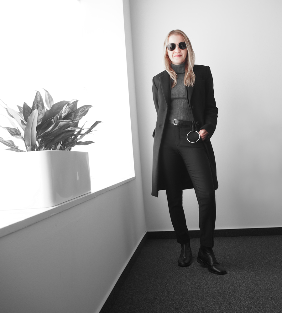 epic smart minimal outfit black suit flat boots grey poloneck loop belt ray-ban