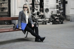 checked-boyfriend-coat-bold-clutch-epic-street-style