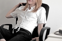 corset-belt-crisp-white-shirt-minimal-look-