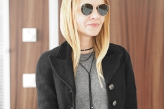 minimal-outfit-chic-black-blazer-grey-sweater-choker-rayban-large
