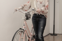 seventies-look-jeans-blouse-studded-heels-bicycle-epic-street-style_