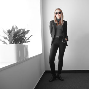 epic smart minimal outfit black suit flat boots grey poloneck loop belt ray-ban